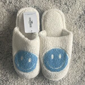 NWT Smiley Face Slippers White with Blue M/L (7.5 - 9.5) Cozy Cute Warm Happy